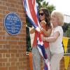 Kate Beckinsale inaugure avec sa mère Judy Loe la plaque en l'honneur de son père décédé (Richard Beckinsale) lors d'une visite à l'école "Richards Former Junior School" à Chilwell, le 17 juillet 2013.l