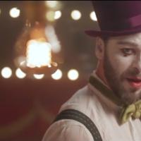 Christophe Maé : Clown triste et dansant dans le clip de Je veux du bonheur !