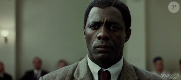 Idris Elba pendant la scène du procès dans Mandela: Long Walk to Freedom.