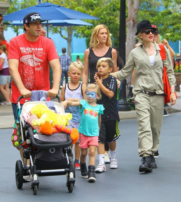 Gwen Stefani passant la journée au parc "Berry Farm" avec ses parents et ses fils Kingston et Zuma, à Los Angeles le 20 juillet 2013.