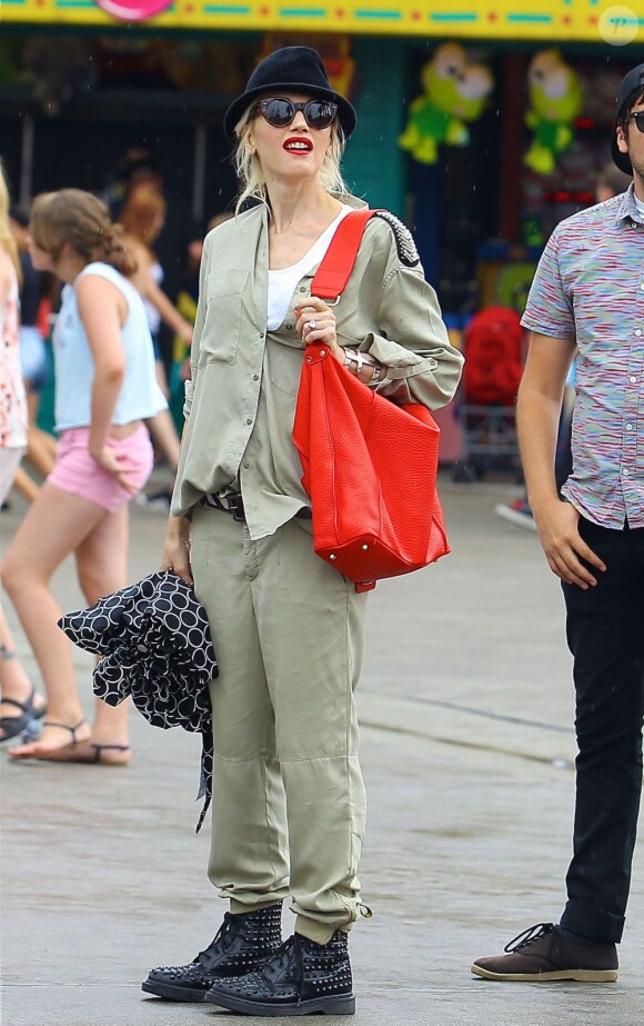 Gwen Stefani passant la journée au parc "Berry Farm" avec ses parents et ses fils Kingston et Zuma, à Los Angeles le 20 juillet 2013.