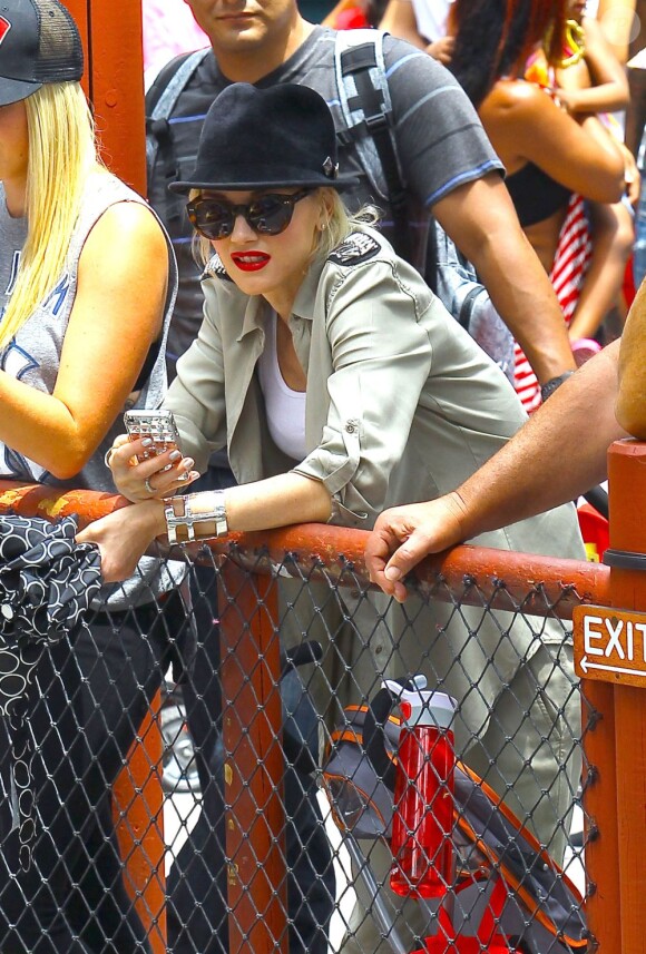 Gwen Stefani passant la journée au parc "Berry Farm" avec ses parents et ses fils Kingston et Zuma, à Los Angeles le 20 juillet 2013.