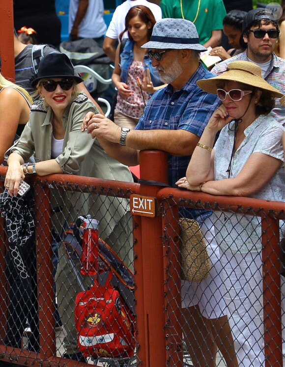Gwen Stefani passant la journée au parc "Berry Farm" avec ses parents et ses fils Kingston et Zuma, à Los Angeles le 20 juillet 2013.