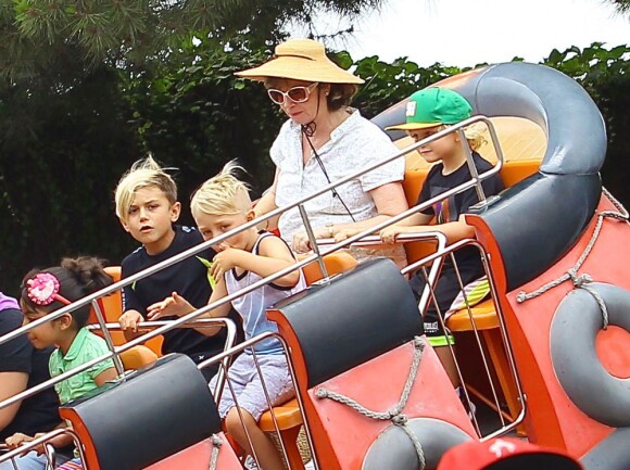 Gwen Stefani passant la journée au parc "Berry Farm" avec ses parents et ses fils Kingston et Zuma, à Los Angeles le 20 juillet 2013.