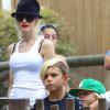 La chanteuse Gwen Stefani passant la journée au parc "Berry Farm" avec ses parents et ses fils Kingston et Zuma, à Los Angeles le 20 juillet 2013.