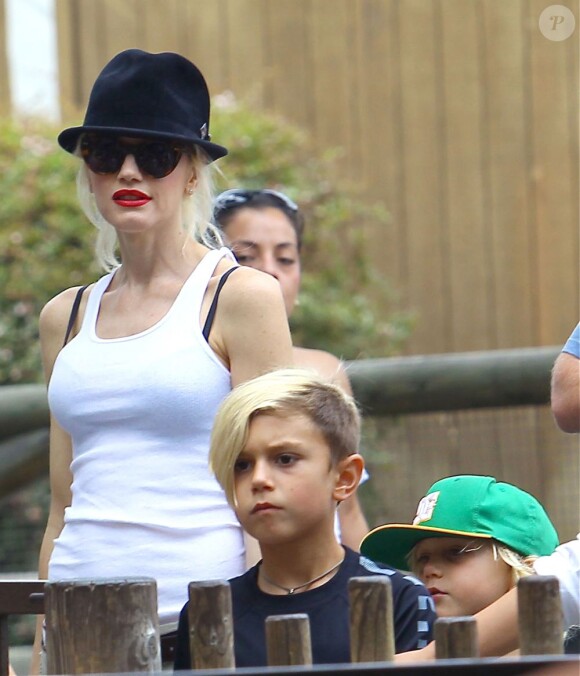 La chanteuse Gwen Stefani passant la journée au parc "Berry Farm" avec ses parents et ses fils Kingston et Zuma, à Los Angeles le 20 juillet 2013.