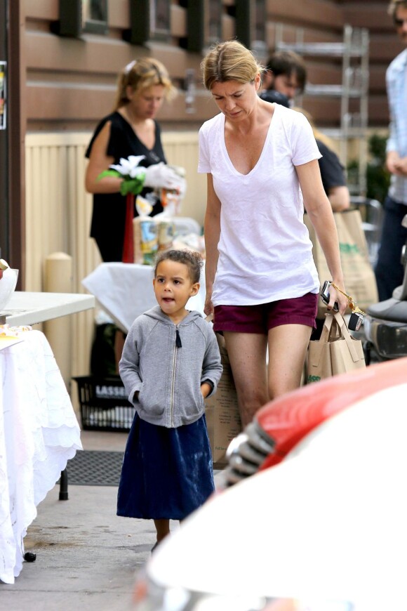 Ellen Pompeo et sa fille Stella au naturel dans les rues de Los Angeles, le 20 juillet 2013.