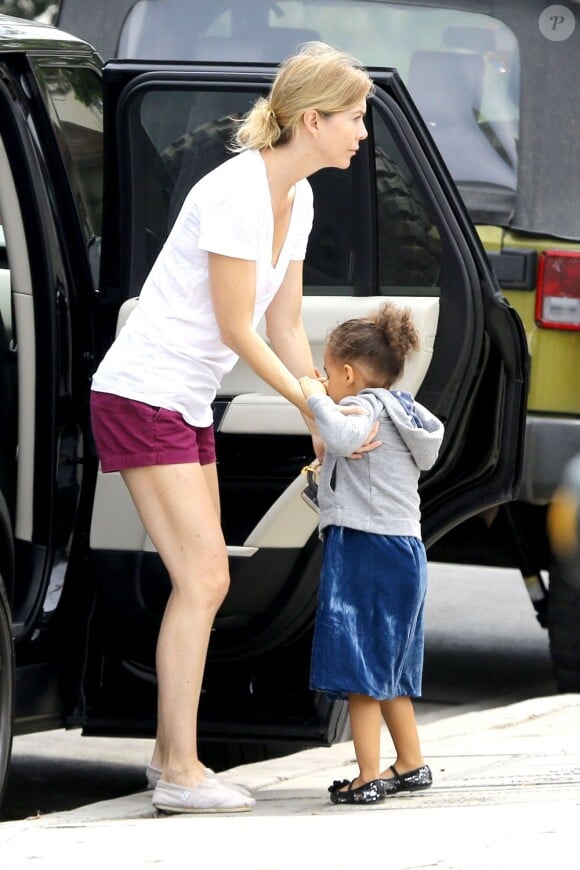 Ellen Pompeo fait ses courses avec sa fille Stella à Lassen's dans le quartier de Los Feliz à Los Angeles, le 20 juillet 2013.