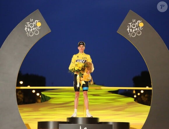 Chris Froome, Maillot Jaune et vainqueur du centième Tour de France de l'histoire, sur le podium à Paris le 21 juillet 2013