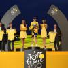 Chris Froome, Maillot Jaune et vainqueur du centième Tour de France de l'histoire, sur le podium à Paris le 21 juillet 2013