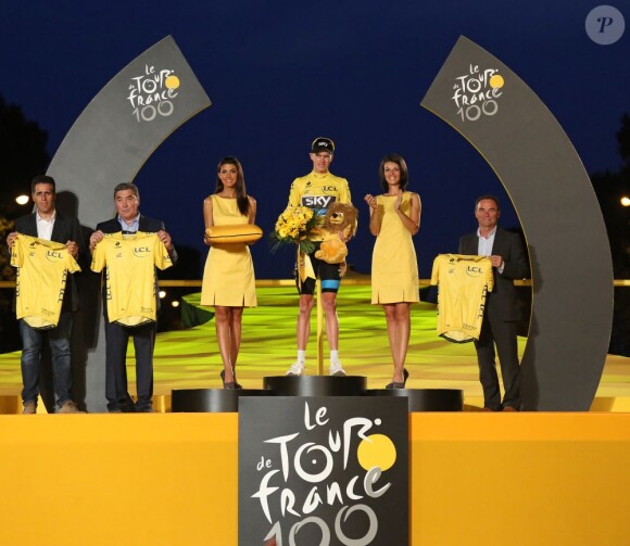 Chris Froome, Maillot Jaune et vainqueur du centième Tour de France de l'histoire, sur le podium à Paris le 21 juillet 2013