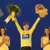 Chris Froome, Maillot Jaune et vainqueur du centième Tour de France de l'histoire, sur le podium à Paris le 21 juillet 2013