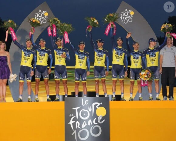 Alberto Contador et son équipe Saxo-Tinkoff, vainqueurs par équipe du Tour de France, le 21 juillet 2013 à Paris