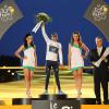 Nairo Quintana, maillot blanc du meilleur jeune sur le Tour de France, lors du podium à Paris le 21 juillet 2013