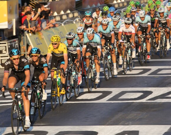 Chris Froome et le peloton sur les Champs Elysées lors de la dernière étape du Tour de France, le 21 juillet 2013 à Paris