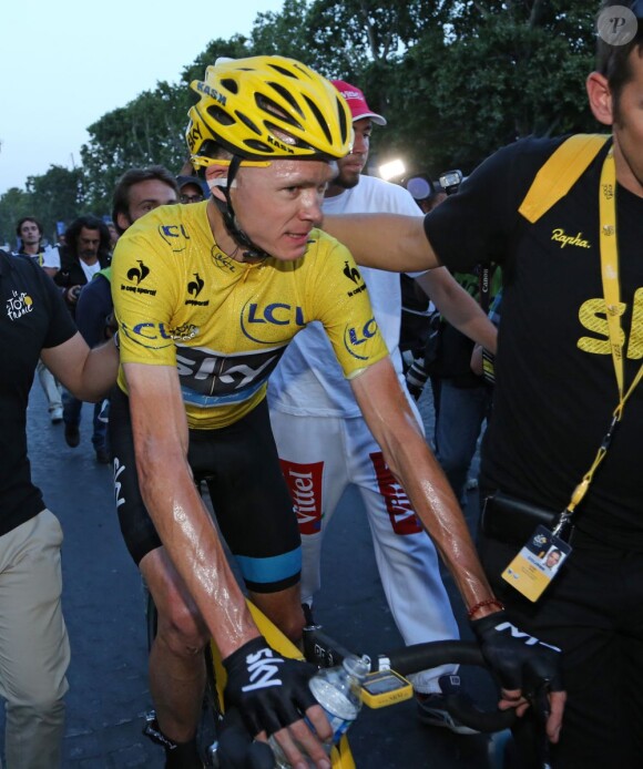 Chris Froome et le peloton sur les Champs Elysées lors de la dernière étape du Tour de France, le 21 juillet 2013 à Paris