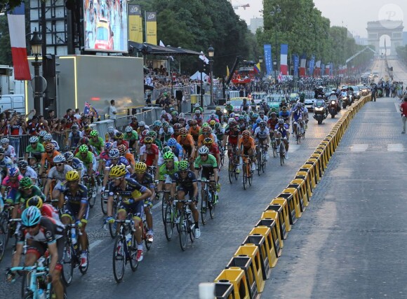 Le peloton sur les Champs Elysées pour la dernière étape du Tour de France, le 21 juillet 2013