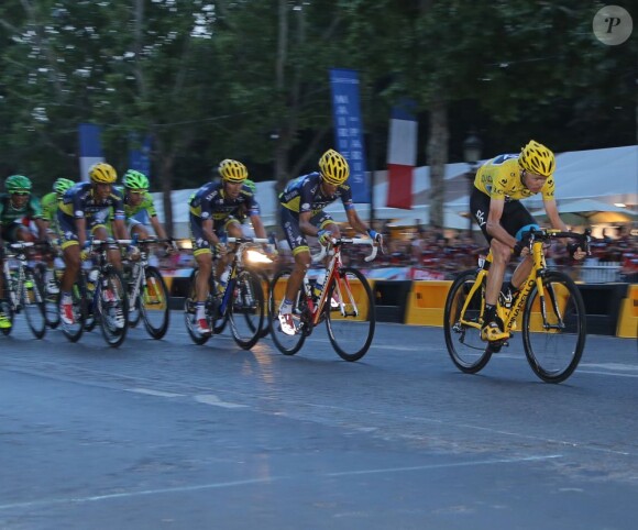 Chris Froome et ses équipiers de la Sky lors de la dernière étape du Tour de France 2013 à Paris, le 21 juillet 2013