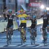 Chris Froome et ses partenaires de la Sky franchissent la ligne d'arrivée du Tour de France, le 21 juillet 2013