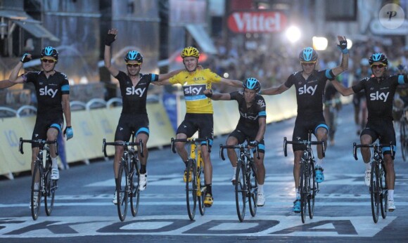 Chris Froome et ses partenaires de la Sky franchissent la ligne d'arrivée du Tour de France, le 21 juillet 2013