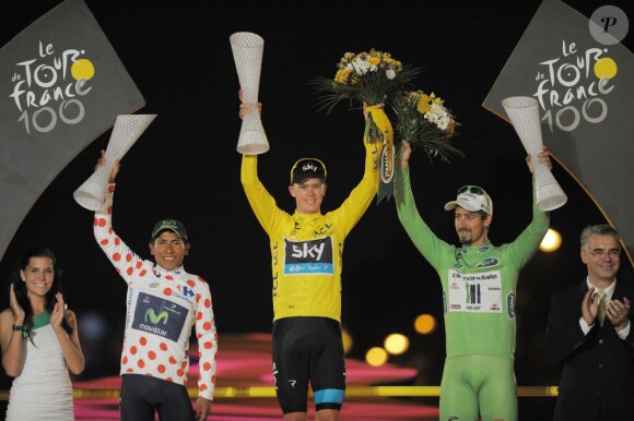 Le Maillot Jaune Chris Froome, le maillot à pois Nairo Quintana et le maillot vert Peter Sagan sur le podium du Tour de France, le 21 juillet à Paris