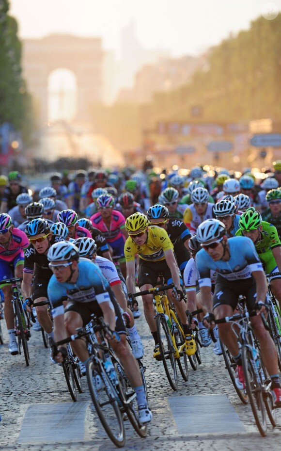Chris Froome au milieu du peloton sur les Champs Elysées, lors de la dernière étape du Tour de France 2013, le 21 juillet 2013