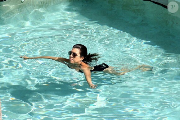La sexy Kourtney Kardashian se baigne dans une piscine de l'hôtel Setai à Miami. Le 21 juillet 2013.