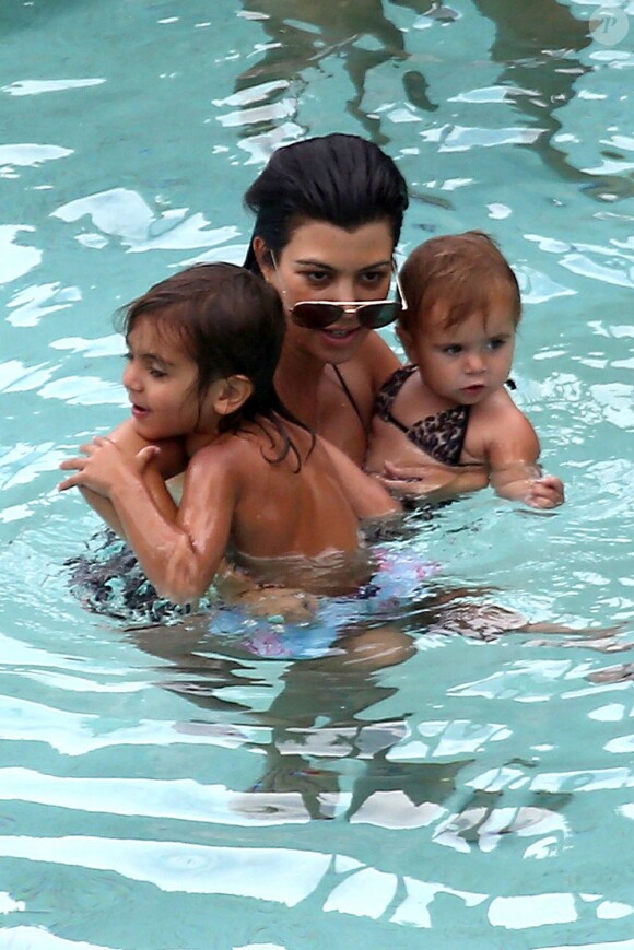 Kourtney Kardashian profite d'un moment détente à Miami avec ses enfants Mason et Penelope. Le 21 juillet 2013.