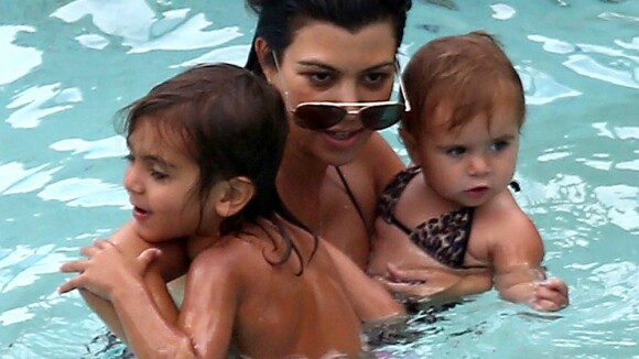 Kourtney Kardashian : Maman sexy et câline en vacances avec ses enfants