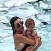 Kourtney Kardashian se baigne avec sa fille Penelope dans une piscine de l'hôtel Setai. Miami, le 21 juillet 2013.