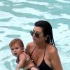 Kourtney Kardashian se baigne avec sa fille Penelope dans une piscine de l'hôtel Setai. Miami, le 21 juillet 2013.