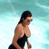Kourtney Kardashian, voluptueuse dans son maillot noir, profite d'une après-midi détente à Miami. Le 21 juillet 2013.