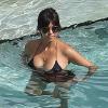 La sexy Kourtney Kardashian se baigne dans une piscine de l'hôtel Setai à Miami. Le 21 juillet 2013.