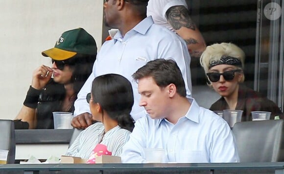Lady Gaga et son ex-petit ami Luc Carl (à gauche avec la casquette verte), le 10 juin 2010.