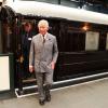 Le prince Charles en visite à York, dans le Yorkshire, le 22 juillet 2013 pour le 75e anniversaire du record de vitesse de la locomotive Mallard. Loin de Londres, alors que Kate Middleton est en plein travail pour lui donner son premier petit-enfant...