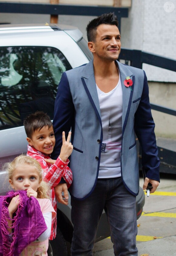 Peter Andre quitte les studios ITV en compagnie de ses enfants Junior et Princess. Londres, le 31 octobre 2012.