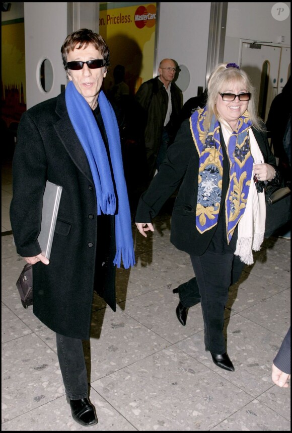 Robin Gibb et sa femme Dwina Murphy arrivent à l'aéroport d'Heathrow à Londres, le 29 décembre 2006.