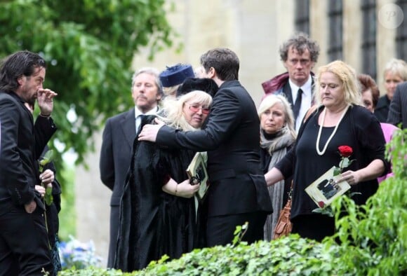 Dwina Murphy Gibb et son fils RJ aux funérailles de Robin Gibb, à Thame en Angleterre, le 8 juin 2012.