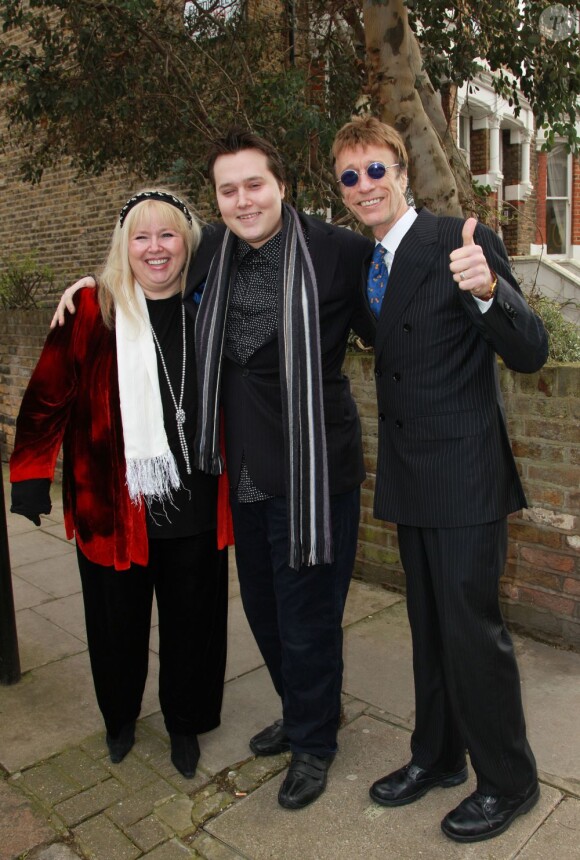 Dwina Gibb, RJ Gibb et Robin Gibb en famille à Londres, le 6 mars 2011.