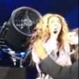Beyoncé, habillée en Emilio Pucci, interprète Halo avec ses cheveux coincés dans un ventilateur au Bell Centre à Montréal. Le 22 juillet 2013.