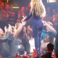 Pendant un concert, Beyoncé entonne Irreplaceable et touche l'âme d'un de ses fans avant de le prendre dans ses bras.