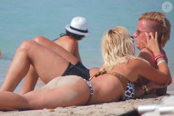 Le joueur de foot Maxi Lopez en vacances avec son épouse Wanda Nara à Formentera en Espagne le 21 juillet 2013.