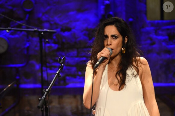 La chanteuse Yasmine Hamdan en concert au "Comedy Club" à Paris, le 7 mai 2012.