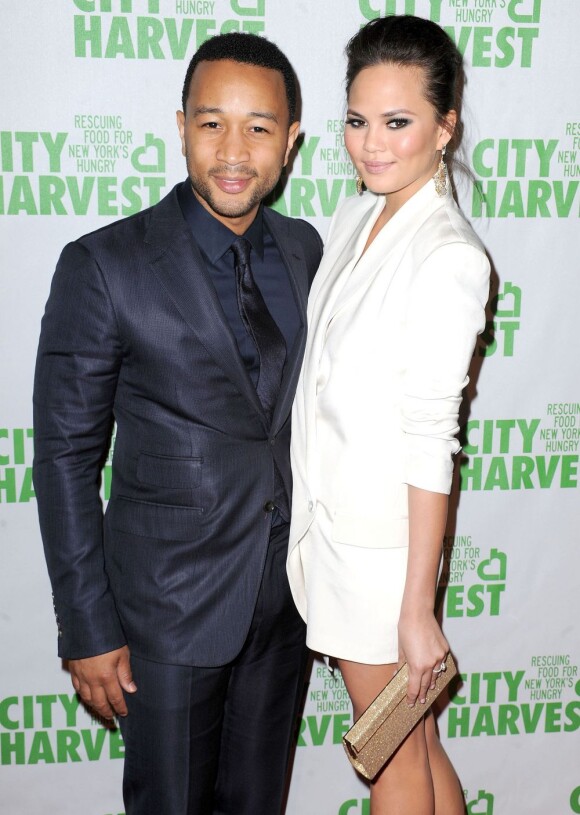 Chrissy Teigen et son fiancé John Legend à New York le 16 avril 2013.