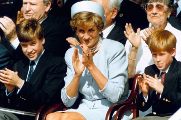 La princesse Diana avec William et Harry à Hyde Park le 8 mai 1995 lors de cérémonies commémoratives.