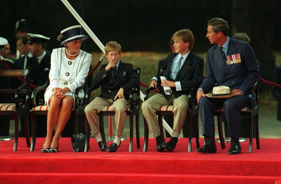 Le prince Charles de Galles et la princesse Diana avec leurs fils les princes Harry et William lors de célébrations en août 1995
