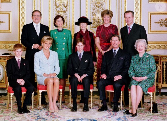 Diana, Charles, Harry et William posant avec la reine Elizabeth II lors de la confirmation du prince William en mars 1997.