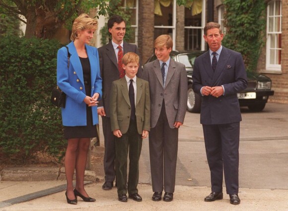 Premier jour du prince William à l'Eton College, entouré de sa mère la princesse Diana, son père le prince Charles, et son frère le prince Harry, le 6 septembre 1995