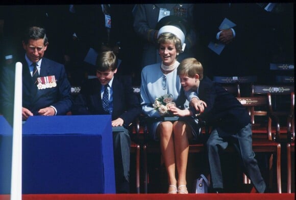 Le prince Charles et la princesse Diana avec les princes William et Harry lors d'une cérémonie le 8 mai 1995.
