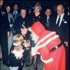 Rencontre avec le père Noël pour les princes Harry et William lors d'une compétition hippique, sous l'oeil de la princesse Diana, le 17 décembre 1988